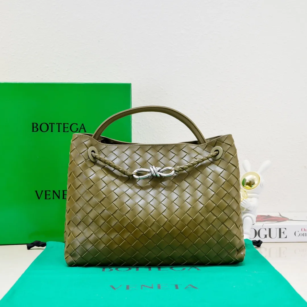The 2023 new Andiamo batch of 2260 BV has been shipped‼ ️Really popular🔥The new Andiamo woven handbag launched by Bottega Veneta this season is really popular all over the world! ! Celebrities at home and abroad have worn it, and Oscar-winning actress Michelle Yeoh has taken it out on the street. Song Jia, Trai Yara, Yu Feihong, Sanji Ayaka, Rosie Hunting-Whiteley, Yoshioka Riho, etc. have all picked up this bag. It is classic and versatile, showing off its temperament, and the bag capacity is also large, which is very convenient for daily commuting! ! A variety of carrying methods, the shoulder straps can be adjusted by yourself, the original lambskin feels soft and delicate, and the unisex style breaks gender boundaries and brings a more practical and longer-lasting use experience. Andiamo, which has both elegant and casual styles, perfectly interprets the true appearance of "fashionable old money style". Style number: 8463 Size: 32*24*12